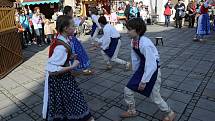 Na velikonočním jarmarku v centru Ostravy doplňují tradiční atmosféru folklorní soubory.