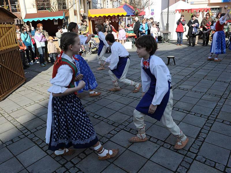 Na velikonočním jarmarku v centru Ostravy doplňují tradiční atmosféru folklorní soubory.