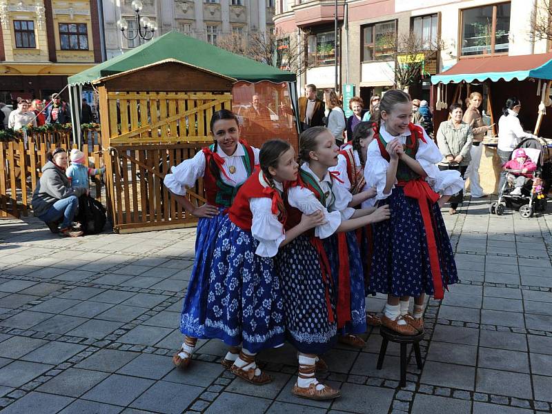 Na velikonočním jarmarku v centru Ostravy doplňují tradiční atmosféru folklorní soubory.