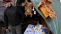 Na velikonočním jarmarku v centru Ostravy je možné koupit i krajkový ubrus.