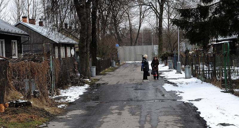 V současných chladných dnech je v osadě Bedřiška poměrně klid, příznačný je jen neustálý štěkot psů ozývající se takřka ze všech zahrad zdejších domků.