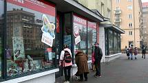 Hlavní třída v Ostravě-Porubě, kde se první den po otevření obchodů v rámci rozvolňování ve čtvrtek 3. prosince 2020, tvořily fronty jako v časech, kdy se nazývala Leninova.