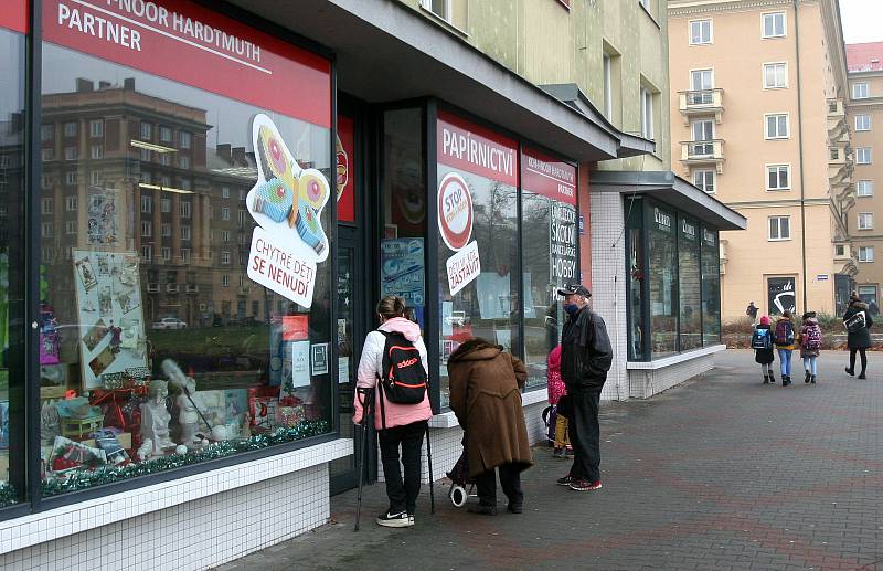 Hlavní třída v Ostravě-Porubě, kde se první den po otevření obchodů v rámci rozvolňování ve čtvrtek 3. prosince 2020, tvořily fronty jako v časech, kdy se nazývala Leninova.