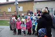 Pravidelnou vycházku si děti z Mateřské školy Požární v Ostravě-Heřmanicích tento týden zpestřily zpíváním vánočních písní seniorům.