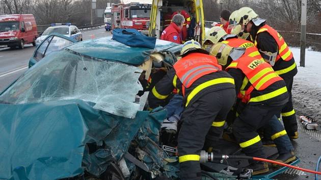 Páteční dopravní nehoda na Rudné. Řidiče museli vyprostit hasiči. 