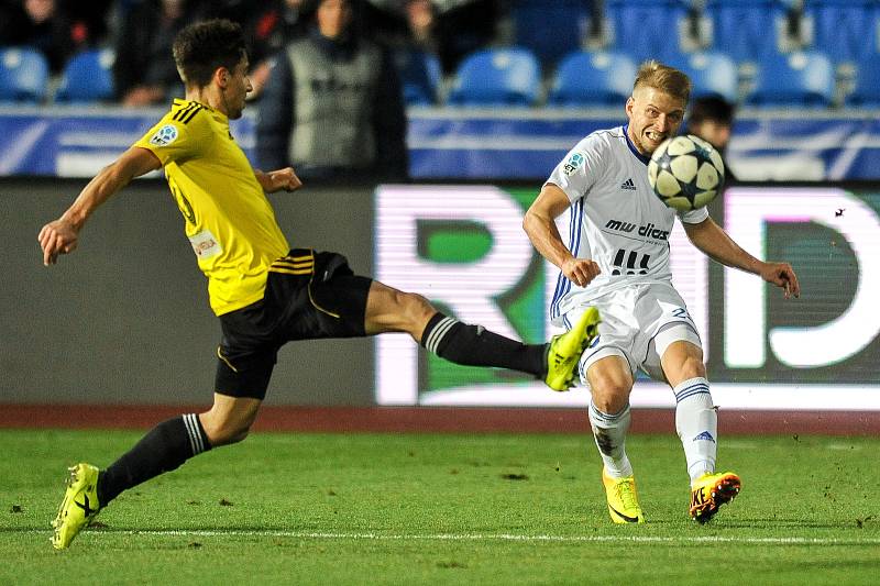 Utkání 15. kola první fotbalové ligy: FC Baník Ostrava - MFK Karviná, 25. listopadu 2017 v Ostravě. (vlevo) Ondřej Lingr a Tomáš Mičola.