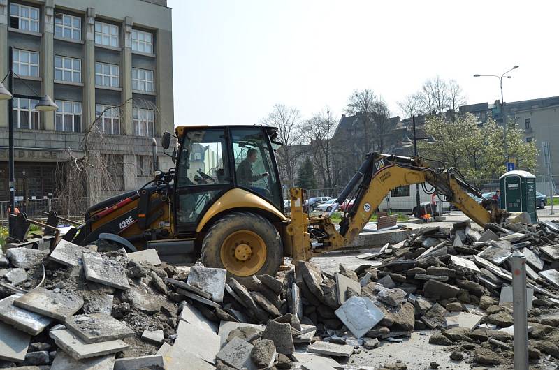 Na náměstí Dr. E. Beneše v centru Ostravy v úterý 4. dubna 2017. Rekonstrukce začala.