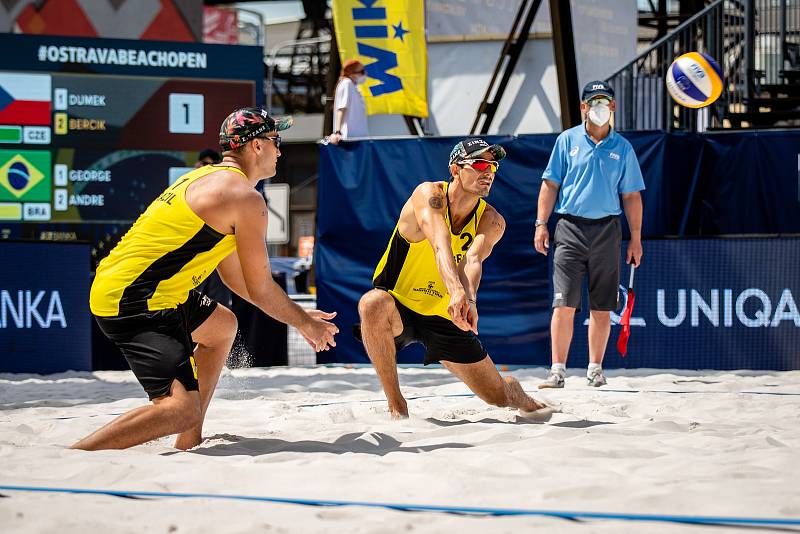 J&T Banka Ostrava Beach Open, 4. června 2021 v Ostravě. Zleva George Souto Maior Wanderley (BRA) a Andre Loyola Stein (BRA).