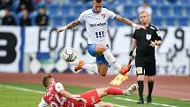 Utkání 4. kola první fotbalové ligy: FC Baník Ostrava - FK Pardubice, 19. září 2020 v Ostravě. (zleva) Tomáš Solil z Pardubice a Jiří Fleišman z Ostravy.