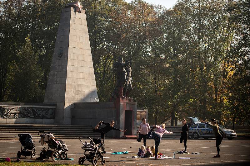 V Komenského sadech neznámý vandal poničil červenou barvou Památník Rudé armády, 24. října 2019 v Ostravě.