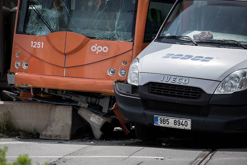 Nehoda tramvaje a nákladního automobilu v Ostravě-Martinově.