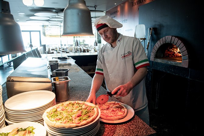 Pizzař Radim Uher na snímku při přípravě pizzy v ostravské restauraci Pizza Coloseum v OC Forum Nová Karolina, 8. února 2022.
