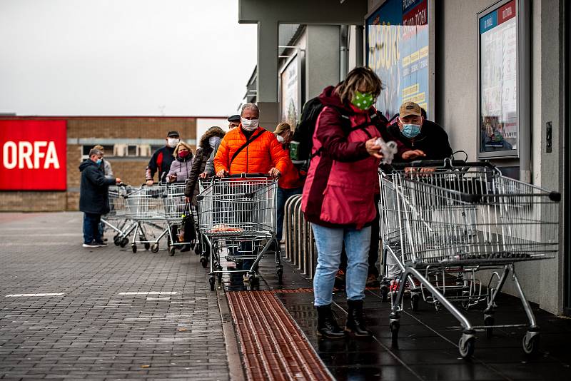 Senioři od 65 let, pro které vláda ČR kvůli karanténě vymezila dobu nákupu od 7 do 9 hodin, při svých ranních nákupech v Ostravě.