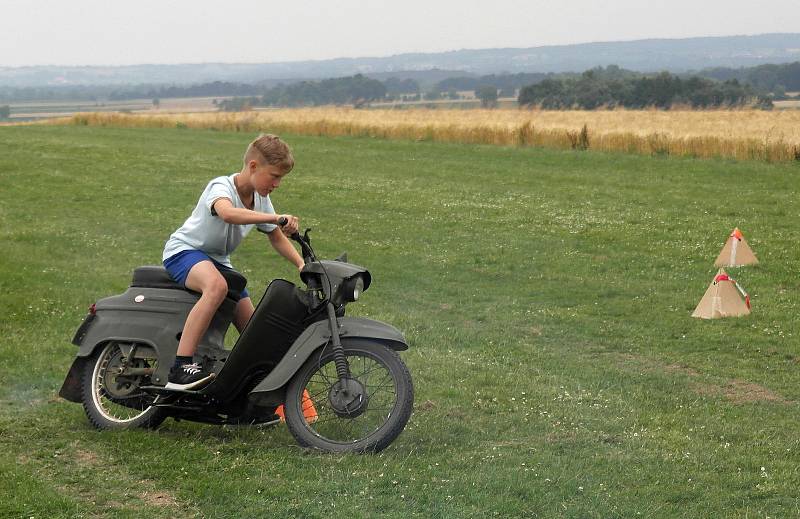 Letiště v Hati v česko – polském pohraničí hostilo osmý ročník akce s názvem Retro Chrchel, srazu milovníků malých motocyklů. Hať, 17. července 2021.