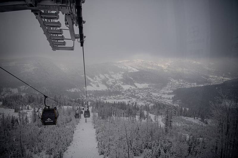 Lyžařská resort Szczyrk Mountain Resort, 12. února 2021 v Szczyrk, Polsko. Od 12. února budou v Polsku s omezenou kapacitou po dobu dvou týdnů podmíněně otevřeny hotely, kina, divadla, filharmonické sály a opery, bazény a sjezdovky.