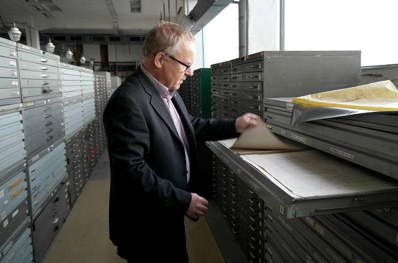 V mapových skříních uchovává státní podnik DIAMO desítky tisíc kartografických listů dokumentujících kde, kdy a jak na Ostravsku, Frýdecko-Místecku a části Karvinska kopali uhlí.