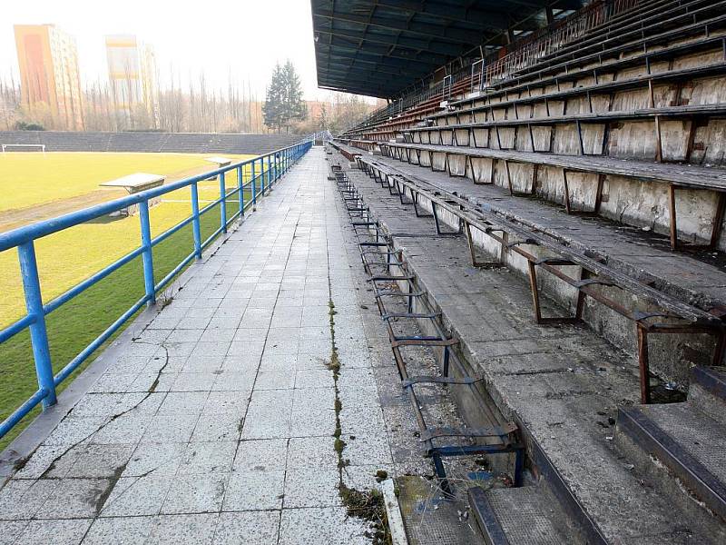 AREÁL NH OSTRAVA hostil svého času druhou ligu. Ze tří hřišť zbylo už jen jedno, které ale také pomalu dosluhuje. Z pohledu na hlavní tribunu musí pamětníky i fotbalové fanoušky zabolet u srdce. 