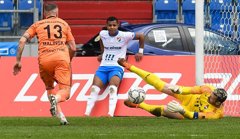 Fotbalisté Baníku Ostrava (v modro-bílém) v duelu 28. kola FORTUNA:LIGY s Mladou Boleslaví (2:1). Záložník Dyjan Carlos de Azevedo.