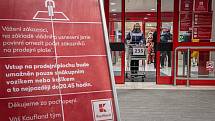 Situace před vchodem do jednoho z marketů v Ostravě ve středu 18. listopadu 2020 večer. Začalo platit omezení počtu zákazníků na plochu v obchodech a nákupních centrech a zároveň se prodlužuje provozní doba prodejen do 21:00, kdy začíná zákaz vycházení.