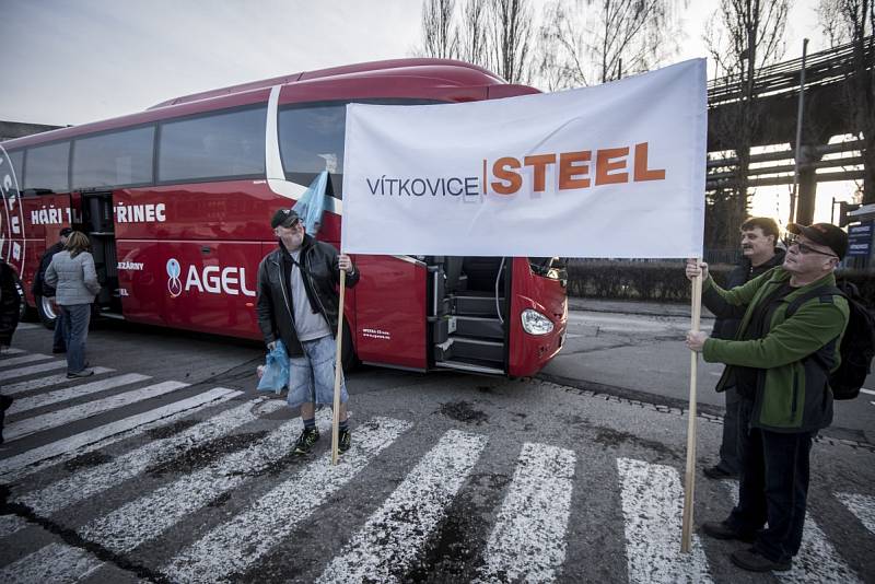 Více než sto zástupců ocelářských firem z Moravskoslezského kraje vyrazilo v sobotu vpodvečer do Bruselu. Už v pondělí se tam zúčastní demonstrace proti zavedení tržního statusu Číny, které podle ocelářů ohrožuje evropský průmysl. 