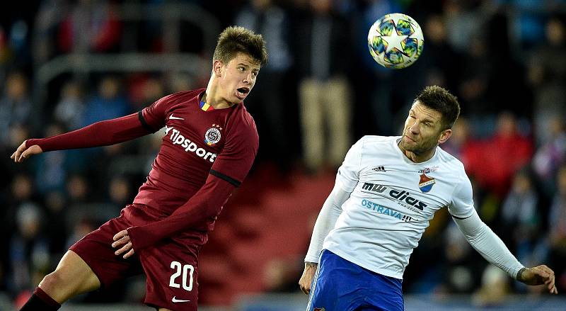 Utkání 20. kola první fotbalové ligy: Baník Ostrava - Sparta Praha, 14. prosince 2019 v Ostravě. Na snímku (zleva) Adam Hložek a Martin Fillo.