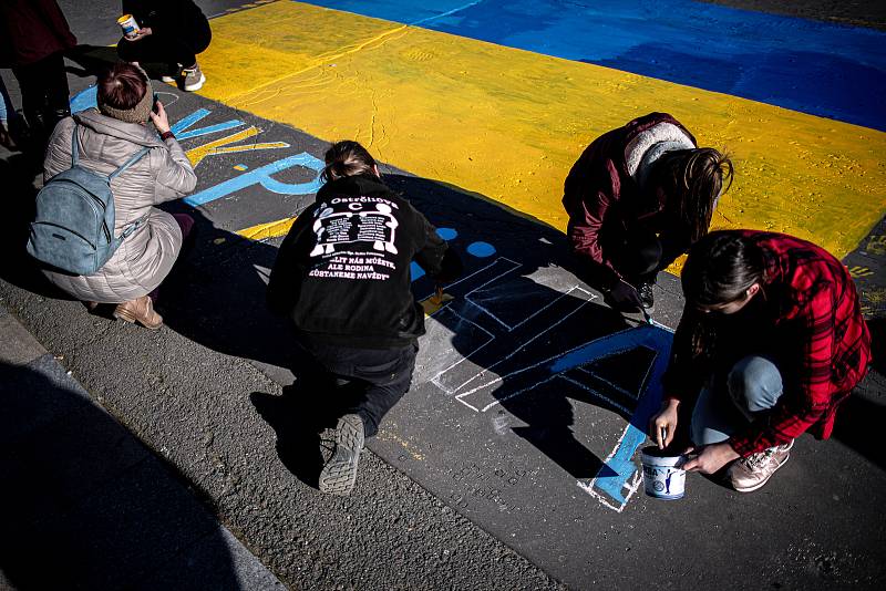 Ukrajinskou a tibetskou vlajku malovali lidé poblíž Masarykova náměstí, 10. března 2022 v Ostravě. Veřejnou akci, do které se mohl zapojit každý, uspořádala organizace MOST ProTibet.