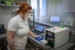 Jako první na Moravě laboratoře AGELLAB umí detekovat přítomnost koronaviru ze vzorku slin, 25. ledna 2021 v Ostravě.