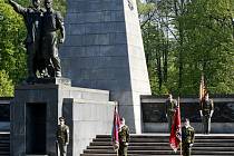 Kladení věnců u památníku Rudé armády v ostravských Komenského sadech při příležitosti 71. výročí osvobození Ostravy.