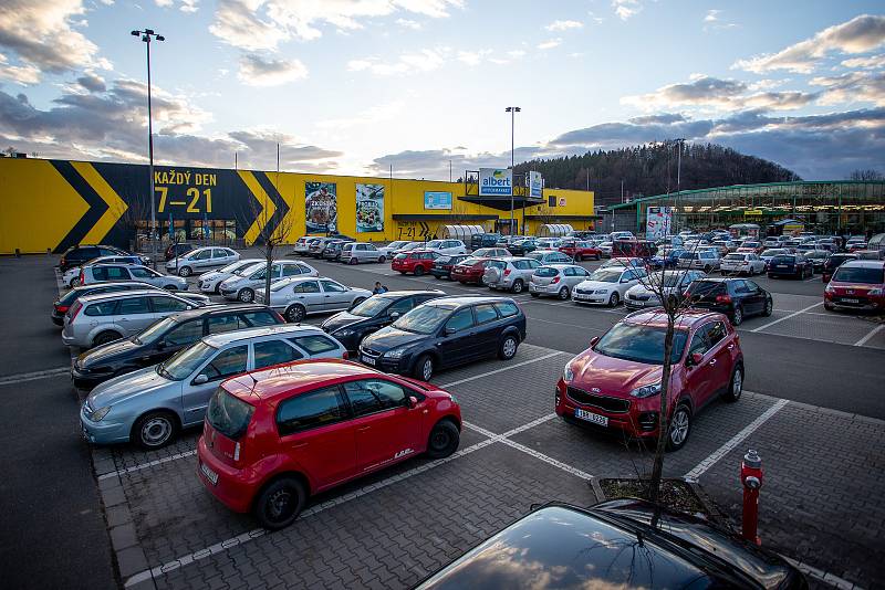 Parkoviště u supermarketů a obchodních center na Moravě a ve Slezsku. Archivní snímek.