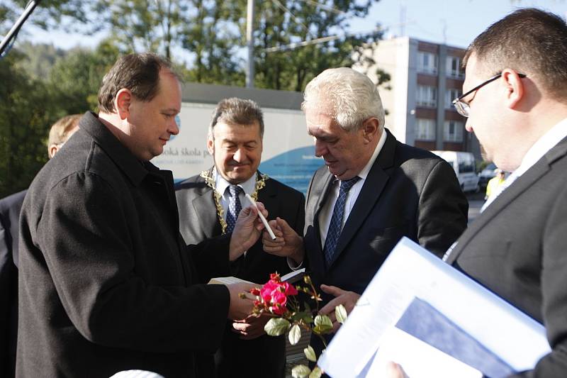 Prezident Miloš Zeman v rámci své návštěvy kraje se sešel i se studenty Vysoké školy podnikání v Ostravě.  