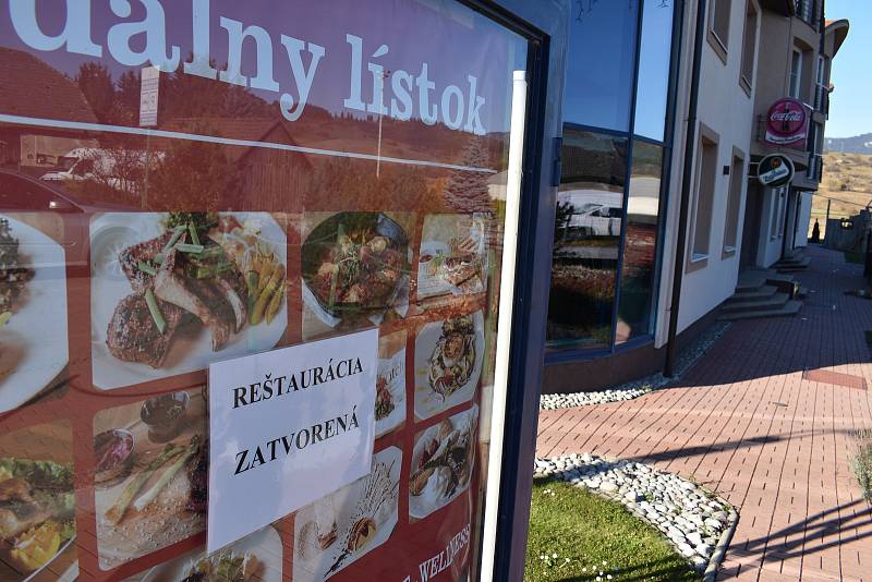 V Bešeňové je několik restaurací. Všechny budou mít od listopadu zavřeno, možný je pouze prodej přes výdejní okénko. Některé z restaurací zavřely již v říjnu.