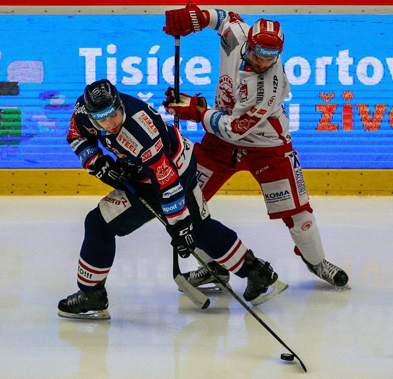 Derby 52. kola hokejové extraligy: HC Oceláři Třinec - HC Vítkovice Ridera. Na fotografii vlevo Rostislav Olesz.