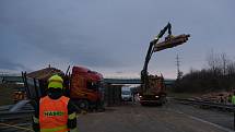 V pátek ráno došlo na dálnici D1 na 338. kilometru ve směru na Olomouc a dále na Brno, v katastru Velkých Albrechtic, k dopravní nehodě polského kamionu Scania. Dálnice byla uzavřená, provoz se znovu podařilo obnovit po 13. hodině. 