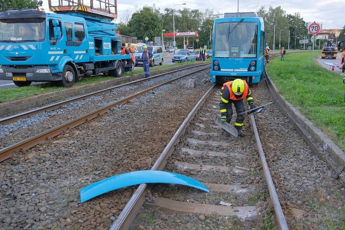 Vyprošťování vozidla z kolejiště po střetu s tramvají v Ostravě.