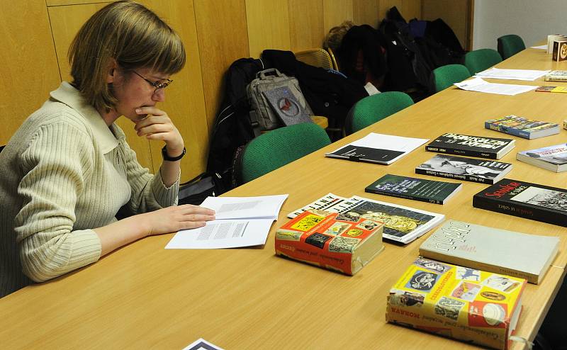 Studenti Ostravské univerzity se postavili proti návrhům zákonů ve školství a proti výraznému poklesu financování vysokých škol. 