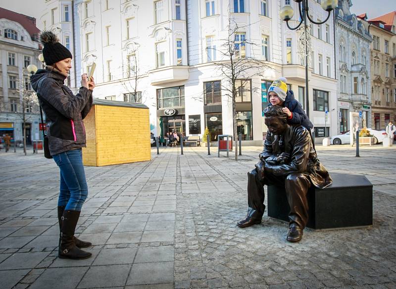 Jiráskovo náměstí v centru Ostravy zdobí od konce prosince socha Leoše Janáčka, který je zachycen v životní velikosti a kolemjdoucí si k němu mohou přisednout a třeba se s ním i vyfotografovat.