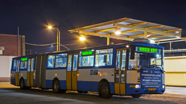 AUTOBUS TYPU KAROSA v ostravských ulicích už lidé neuvidí. Z posledních osmi kusů jich dopravce sedm prodává, jeden – který se s lidmi rozloučil v poslední den jízdy informativním transparentem – uloží do depozitáře.