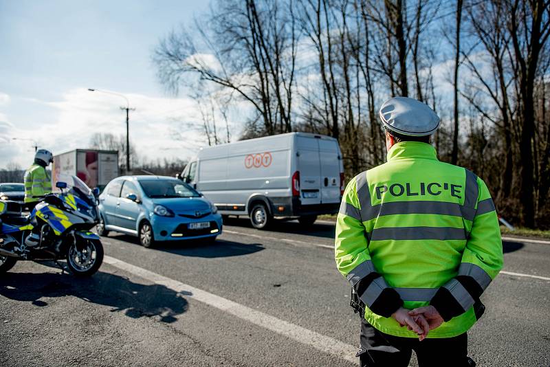 Kontrolní akce Policie ČR na dodržování pravidel při jízdě a přes železniční přejezdy, Polanka nad Odrou, 27. března 2019 v Ostravě.