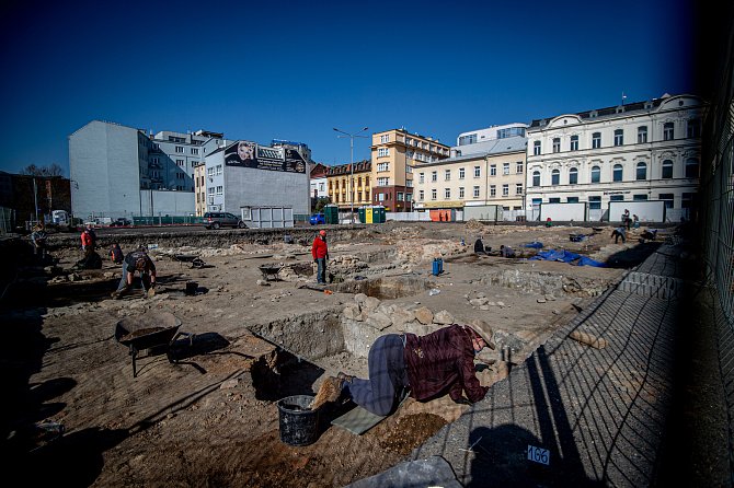 Archeologové prohledávají proluku v centru Ostravy kde má vyrůst nový dům - Nové Lauby, duben 2020.