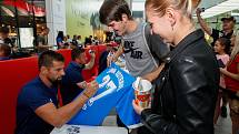 Autogramiáda týmu FC Baníku Ostrava v Nové Karolině.