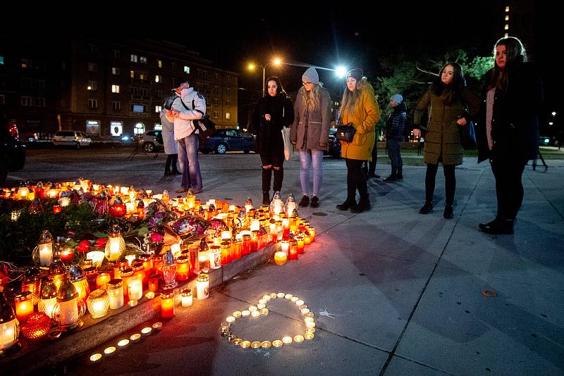 Den druhý po střelbě ve Fakultní nemocnici Ostrava (FNO), 11. prosince 2019 v Ostravě. Na snímku svíčky před budovou FNO.