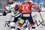 45. kolo hokejové extraligy mezi HC Vítkovice Ridera - HC Dynamo Pardubice v Ostravě dne 14. února 2020. Zleva Roberts Bukarts z Vítkovic a Patrik Poulíček z Pardubic.