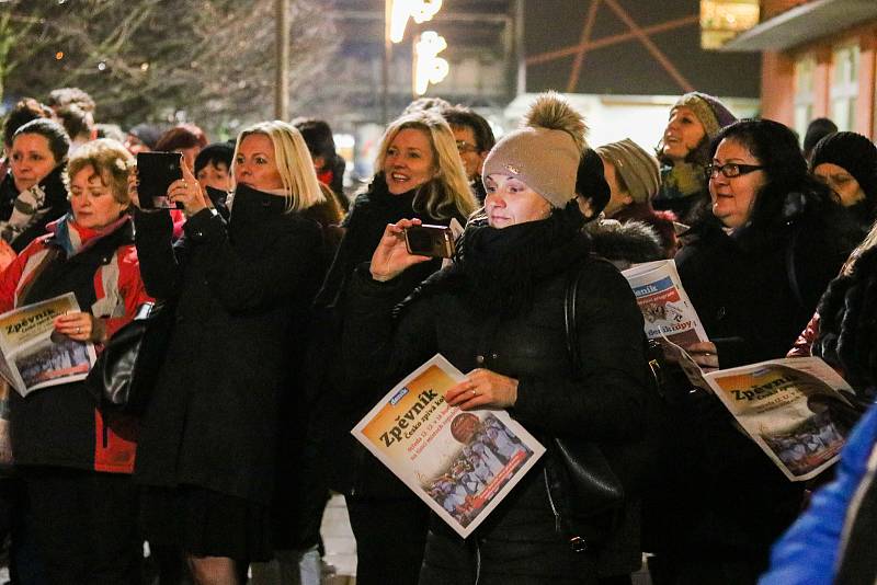 Akce Deníku Česko zpívá koledy v ostravském obvodu Jih, u kulturního domu K-TRIO, středa 12. prosince 2018.