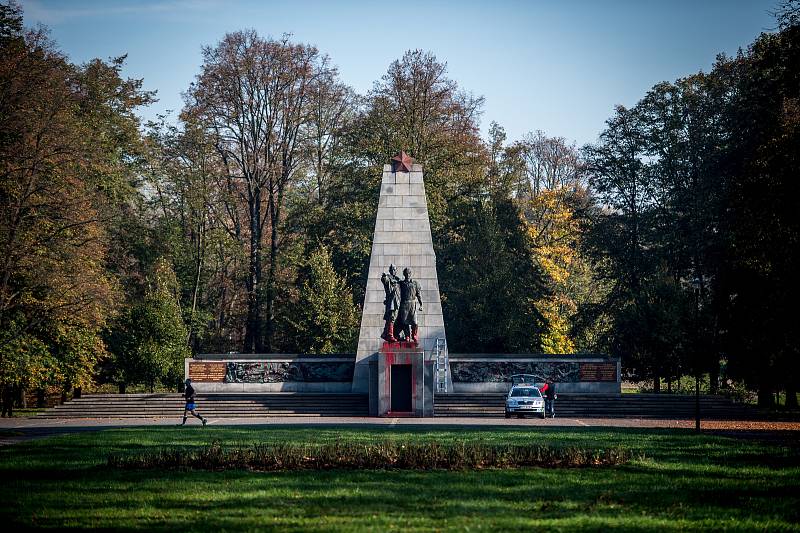 V Komenského sadech neznámý vandal poničil červenou barvou Památník Rudé armády, 24. října 2019 v Ostravě.