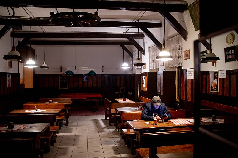 Restaurace Forman v Mariánských horách 13. března 2020 zavřela v 20:00. Vláda ČR vyhlásila dne 12. března 2020 stav nouze a rozhodla, že všechny restaurace a hospody budou kvůli koronavirovým opatřením uzavřeny ve 20:00.