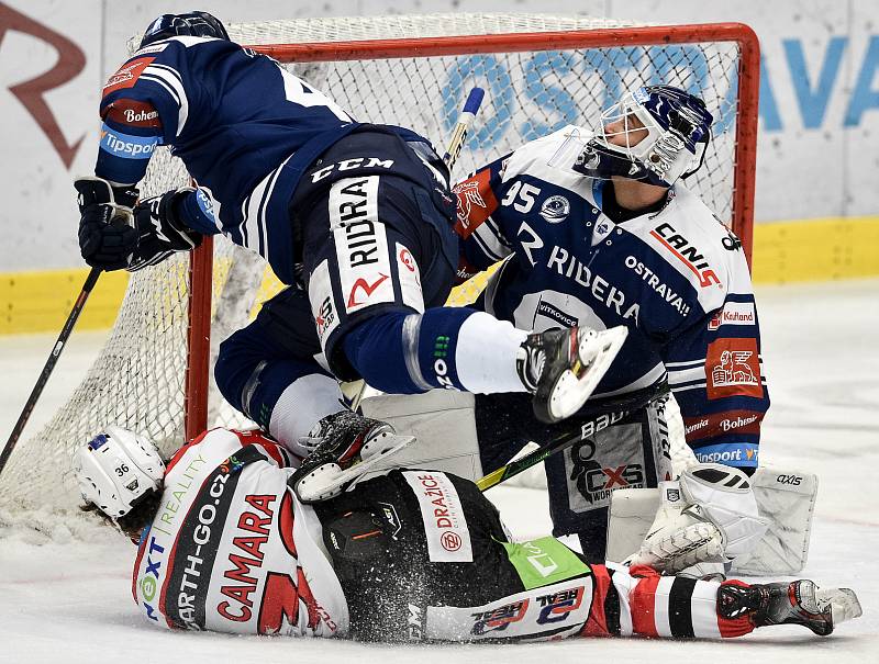 Utkání 50. kola hokejové extraligy: HC Vítkovice Ridera - HC Dynamo Pardubice, 2. března 2021 v Ostravě. (zleva) Roman Polák z Vítkovic, Anthony Camara z Pardubic a Brankář Miroslav Svoboda z Vítkovic.