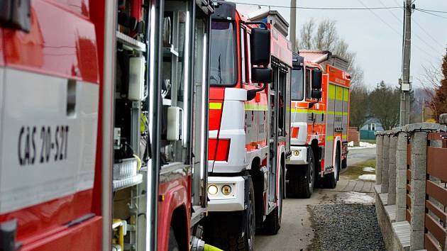 Zásah hasičů u požáru rodinného domu v Šenově, 11. únor 2023.