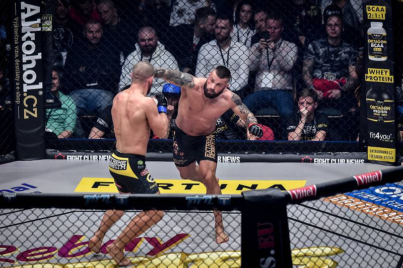 MMA Octagon 11 v Ostravar aréně, 16. března 2019 v Ostravě. Na snímku (v červeném) Karlos Vémola proti Pawel Brandýs.