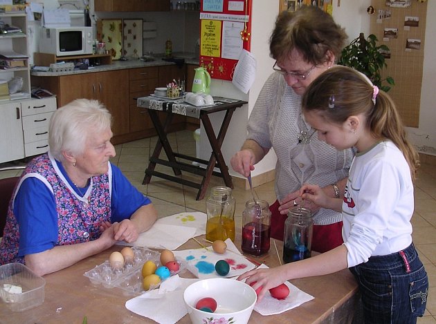 Malování velikonočních vajíček s dětmi ze ZŠ v denním centru pro seniory Astra v Humpolci. 