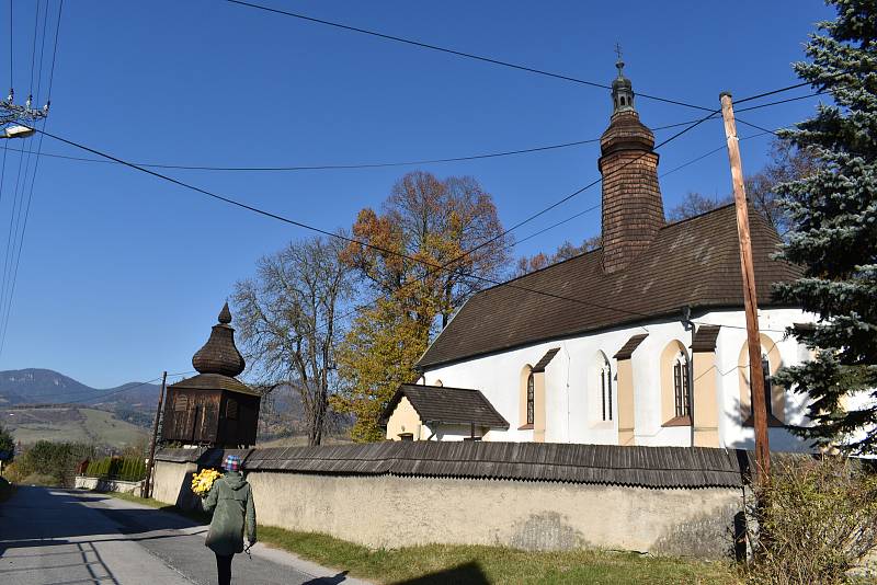 V sousední obci Liptovský Michal se nachází kostel sv. Michala.
